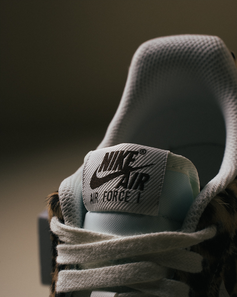 Nike Air force 1 leoard print vue de profil